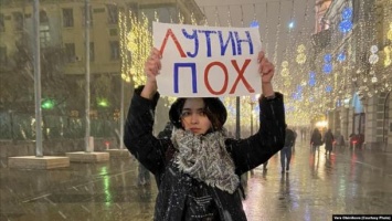 "Лутин ПОХ": в задержанной в Москве 19-летней активистки диагностировали переломы костей черепа и ушиб мозга