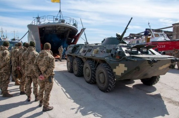 Будущие морпехи из одесской Военной академии отрабатывают выброску десанта на берег