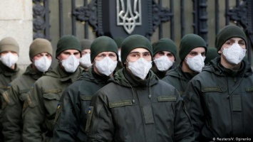 Жизнь в Украине замирает перед угрозой коронавируса