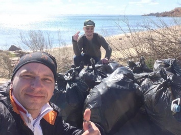 Добровольцы собрали десяток мешков мусора на пляже Ильичевска