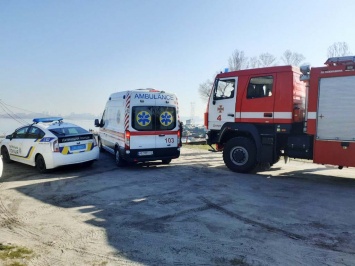 Полиция, спасатели и «скорая»: в Днепре женщина спрыгнула с моста