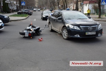В центре Николаева Yamaha врезалась в «Тойоту»: пострадал мотоциклист