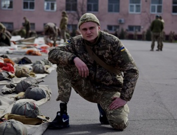 В Николаеве морпех, потерявший ногу в боях на Донбассе, совершил свой шестой прыжок с парашютом (ФОТО)