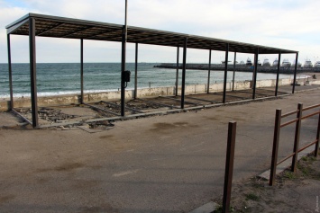 В Черноморке под покровом карантина снова застраивают единственный пляж