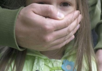 Сосед попытался изнасиловать шестилетнюю девочку, пока бабушка смотрела телевизор