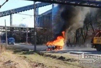 В Кривом Роге полностью сгорел ВАЗ