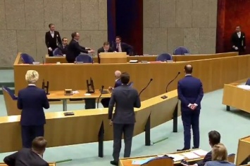 Глава Минздрава Нидерландов упал в обморок перед дискуссией о коронавирусе. Видео