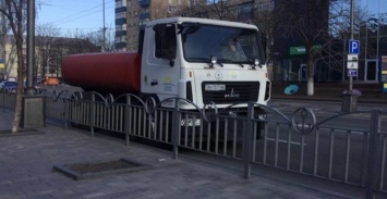 В Мариуполе улицы моют хлорным составом, - ВИДЕО