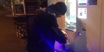 Бездомный курганец постирал носки в автомате с питьевой водой и попал на видео