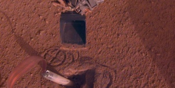 Инженеры NASA починили аппарат на Марсе, приказав ему ударить себя ковшом