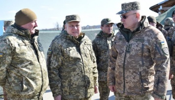 Министр обороны и начальник Генштаба посетили "горячие" участки на Донбассе