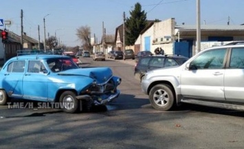 В Харькове в ДТП пострадал раритетный автомобиль (фото)