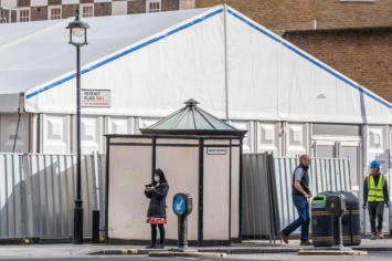 В Британии начали строить мобильные морги-шатры для жертв коронавируса. Фото