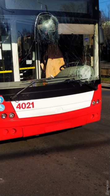 В Одессе мужчина разбил лобовое стекло троллейбуса, когда водитель отказался брать "лишних" пассажиров