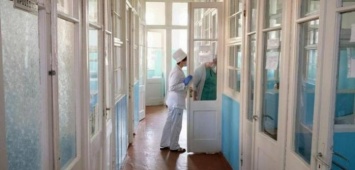 Коронавирус в Украине: в сети показали «защитную» форму медиков, рвущуюся в клочья (ФОТО)