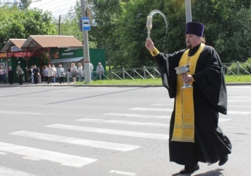 В Закарпатской области батюшка на грузовике освящал улицы от коронавируса