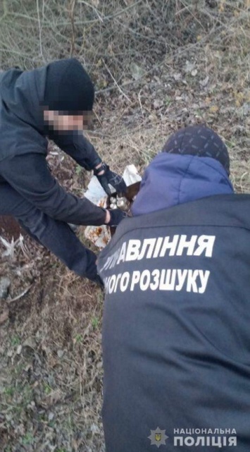На Луганщине полиция в ходе досудебного следствия выявила еще два тайника с оружием и боеприпасами