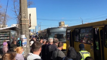 Очереди и Нацгвардия на остановках: как Киев переживает третий день "транспортного апокалипсиса" (видео)