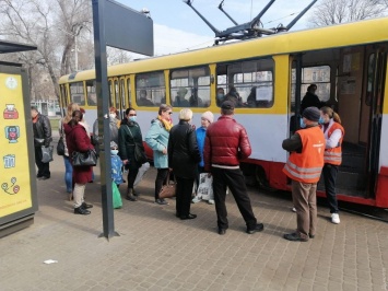 Драки в троллейбусах, очереди на остановках и альтернативные решения: как одесситы добираются на работу