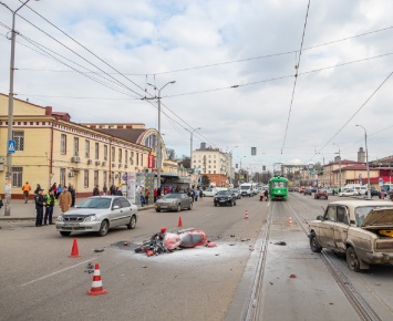 В Днепре на дороге столкнулись легковушка и мотоцикл: водителя байка увезла "скорая"