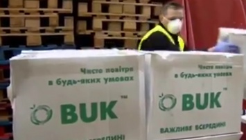 В Испании показали разгрузку респираторов из Украины: видео