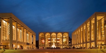 Metropolitan Opera досрочно закрыла сезон
