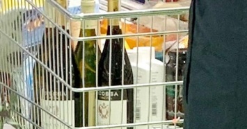 Фотофакт: Ангела Меркель делает закупки в берлинском супермаркете