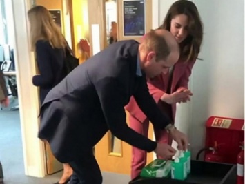 Принц Уильям и Кейт Миддлтон посетили службу скорой помощи и показали, как дезинфицировать руки (фото, видео)