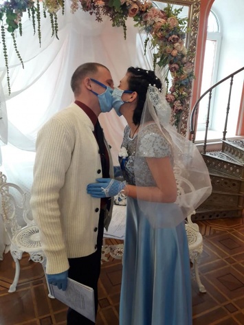 Карантин в Николаеве: Пара поженилась в медицинских масках и перчатках (ФОТО)