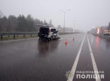 На трассе Киев-Харьков бусик Mercedes влетел в стоящий грузовик и перевернул его. Есть пострадавшие. Фото