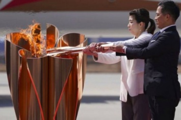В Японии тысячи людей пришли посмотреть на олимпийский огонь, проигнорировав рекомендации властей
