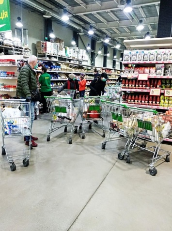 Украинцы опустошают супермаркеты из-за коронавируса: показательное фото