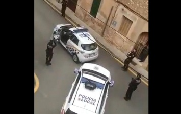 Испанские полицейские устроили концерт под окнами домов, чтобы люди не унывали на карантине (видео)