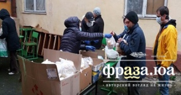 В Ивано-Франковске представители УПЦ раздали нуждающимся маски и продукты