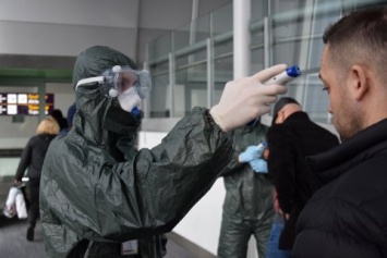 Пассажирка эвакуационного самолета с подозрением на COVID-19 пыталась покинуть "Борисполь" без госпитализации