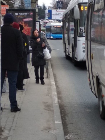 Для удобства пассажиров на остановке в центре Симферополя снесли часть забора, - ФОТО