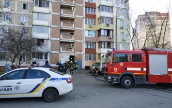 В Киеве в многоэтажке произошел пожар со взрывом