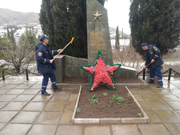 Пожарные из Рыбачьего привели в порядок братскую могилу в Малореченском