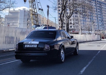 На пустых одесских улицах засняли дипломатический Rolls-Royce