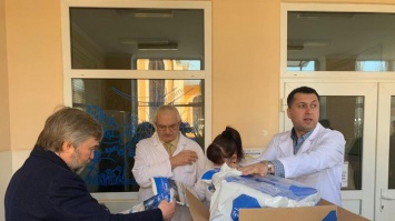 Митрополит Онуфрий и нардеп Новинский доставили в Черновцы аппарат ИВЛ и средства защиты для медиков