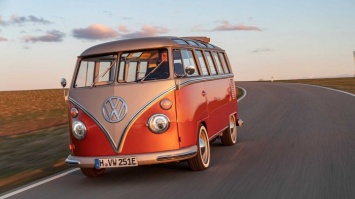 Дорого, но красиво. Volkswagen подключил к электричеству культовый ретро-фургон (ФОТО)