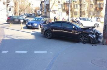 В Киеве легковушка нарушила ПДД из-за чего второй автомобиль протаранил столб