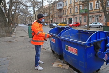 Одесса карантинная: разношерстные маски, строгие водители и веселые дезинфекторы (фотозарисовка)