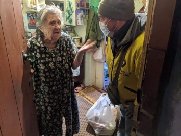 Одесские волонтеры собрали 5 тысяч пакетов с едой для пенсионеров