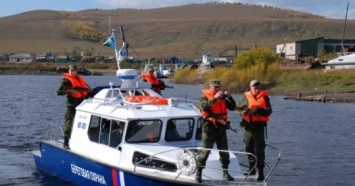 Военный катер РФ вторгся в морскую зону Украины - ФОТО