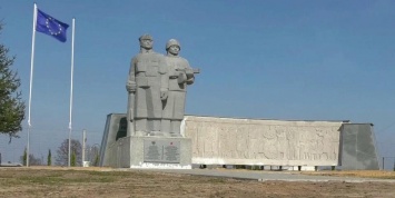 Поляк спас советский памятник от уничтожения, поместив его на свой участок