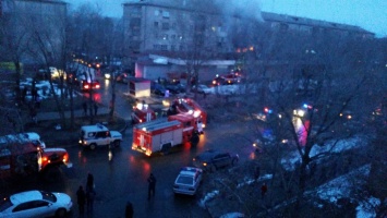 В российском Магнитогорске после взрыва пылает жилая пятиэтажка. Погибли двое. Фото и видео