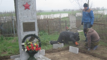 Пожарные Красногвардейского привели в порядок памятник советскому летчику (ФОТО)