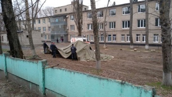 В Никополе в больничном дворе появилась военная палатка