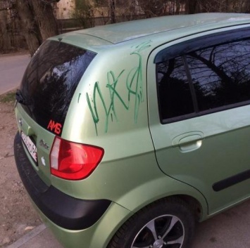 В Симферополе подростки наказали автомобилиста, припарковавшегося на тротуаре (ВИДЕО)